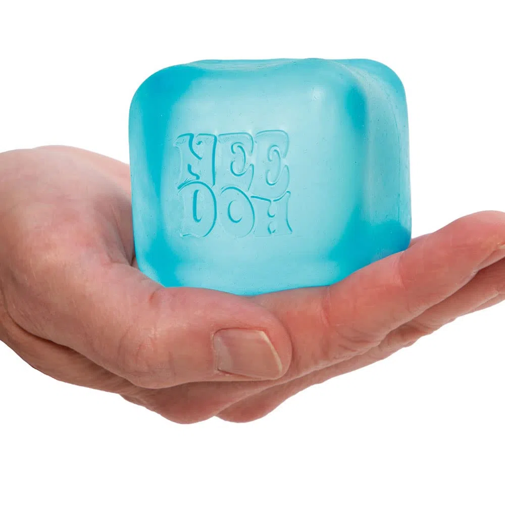 Schylling Needoh Lot de 3 Jouets sensoriels Cube avec Un écrasement Super Solide – revient Toujours à sa Forme carrée – Les Couleurs Peuvent Varier