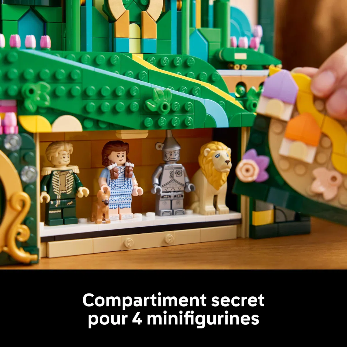 LEGO Wicked Tableau d’Emerald City - Art Mural - Set de Construction 3D pour Adulte - Maquette avec 6 Minifigurines & Figurine de Toto Le Chien - Décoration DIY - Cadeau pour Fans du Film 75685
